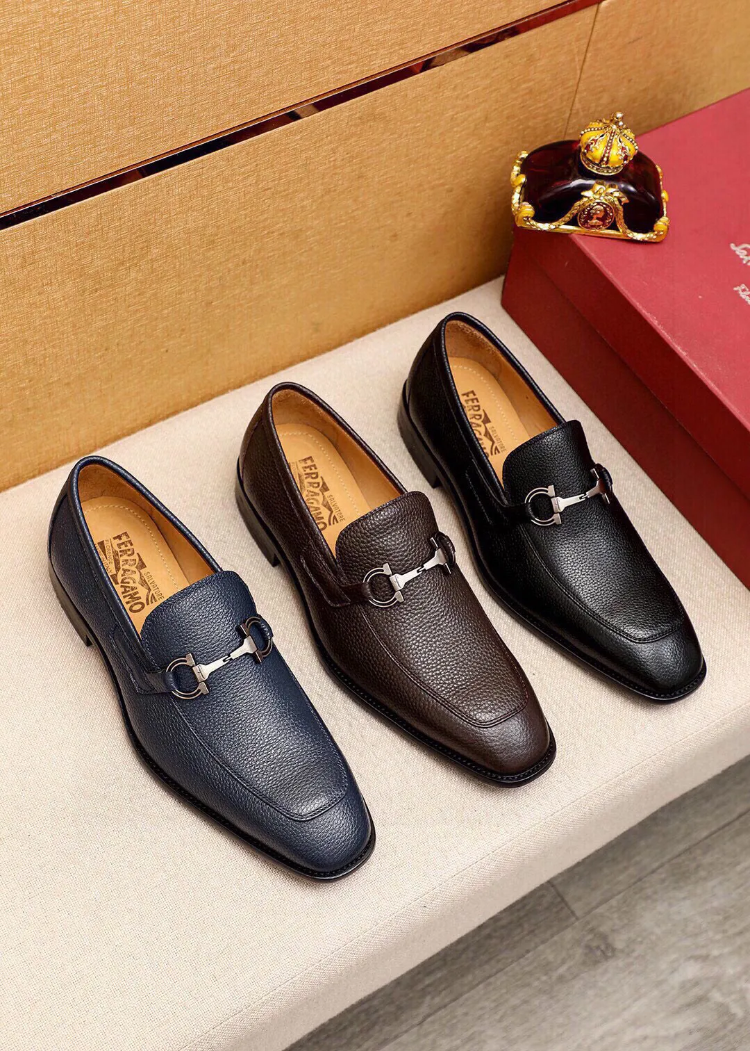 Men's shoes 💰460 💐 Product trademark: Ferragamo "Ferragamo" casual leather shoes Regular size: 38-44 (45🉑️customized) Product materials: Selected imported first-layer pebbled cowhide leather upper + luxury hardware buckle, imported water-dyed cowhide leather lining. Strong three-dimensional visual effect, original outsole Color: 3⃣️colors available